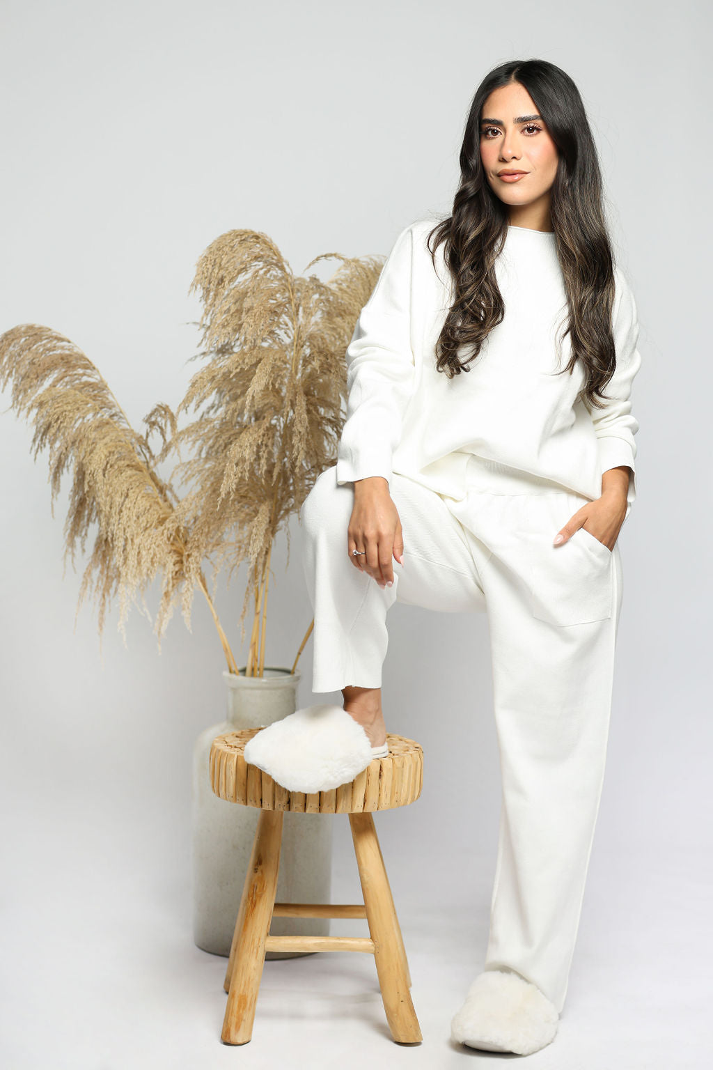 WHITE ALPACA SLIPPERS