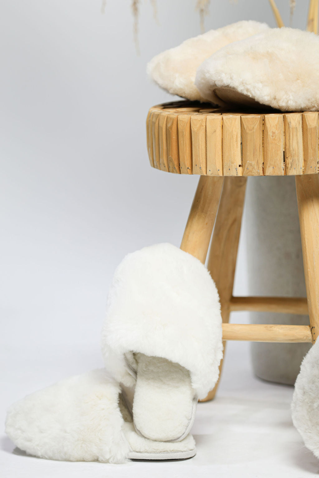 WHITE ALPACA SLIPPERS