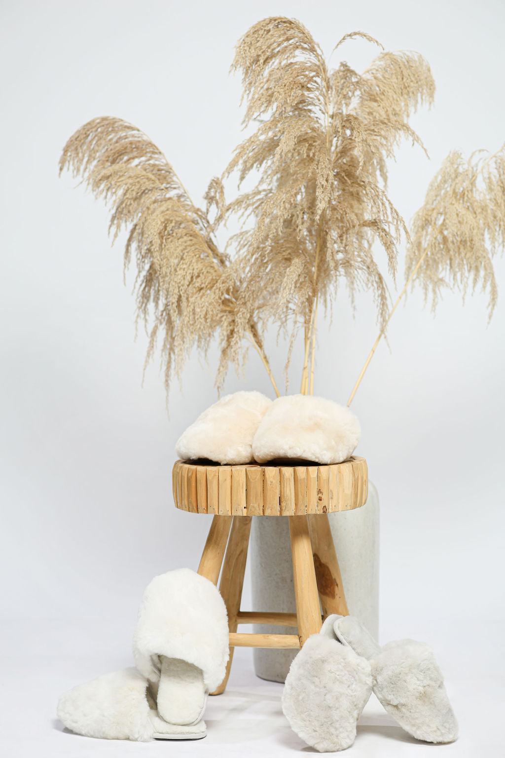 WHITE ALPACA SLIPPERS